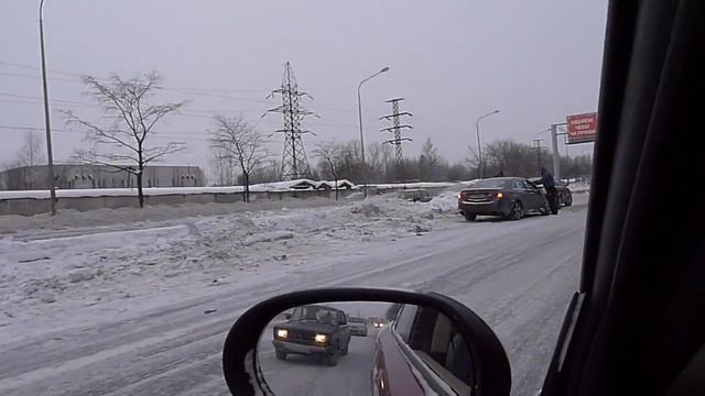 HONDA на разделительном барьере на Блюхера (2) 26.12.2010 смотреть онлайн