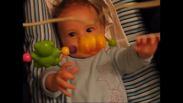 Медведь напал на ребенка, медведь хочет наступить мне на ухо, Диме 6 месяцев, Дима и Медведь, смотреть онлайн