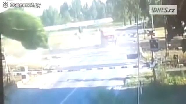 Глупый водитель на фуре против поезда смотреть онлайн