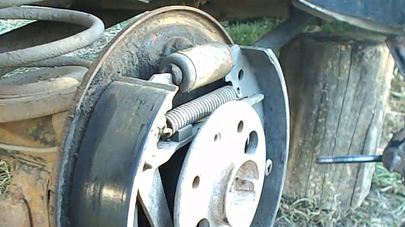 Замена рабочего тормозного цилиндра ВАЗ 2107