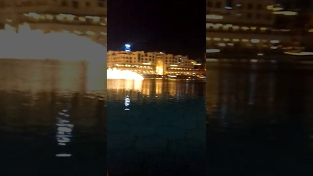 Танцующие фонтаны возле торгового центра Дубай мол и башни Бурдж-Халифа смотреть онлайн