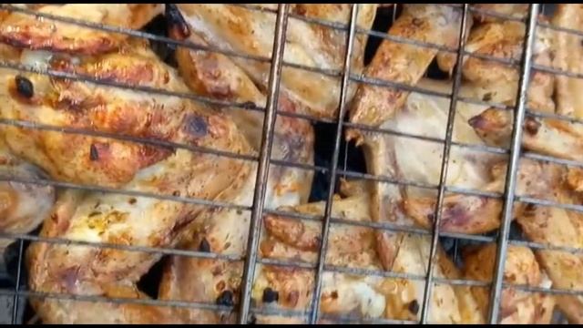 ЛЕТНИЙ ОТДЫХ С РЫБОЙ И КУРИННЫМИ КРЫЛЫШКАМИ #куринныекрылышки, #пикник, #осётр, #укостра смотреть онлайн