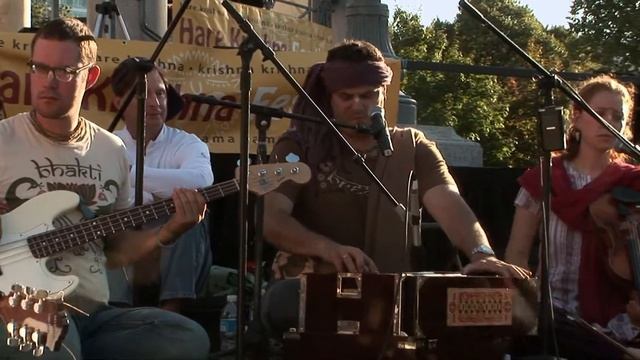 Gaura Vani chants Hare Krishna - Boston Ratha Yatra 2009 смотреть онлайн