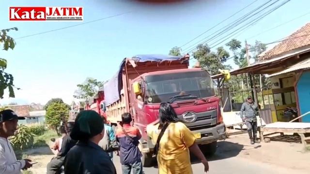 Warga Brani Wetan Menghadang Truk Toronto Pengangkut Material Tanah Urug Tol Probowangi смотреть онлайн