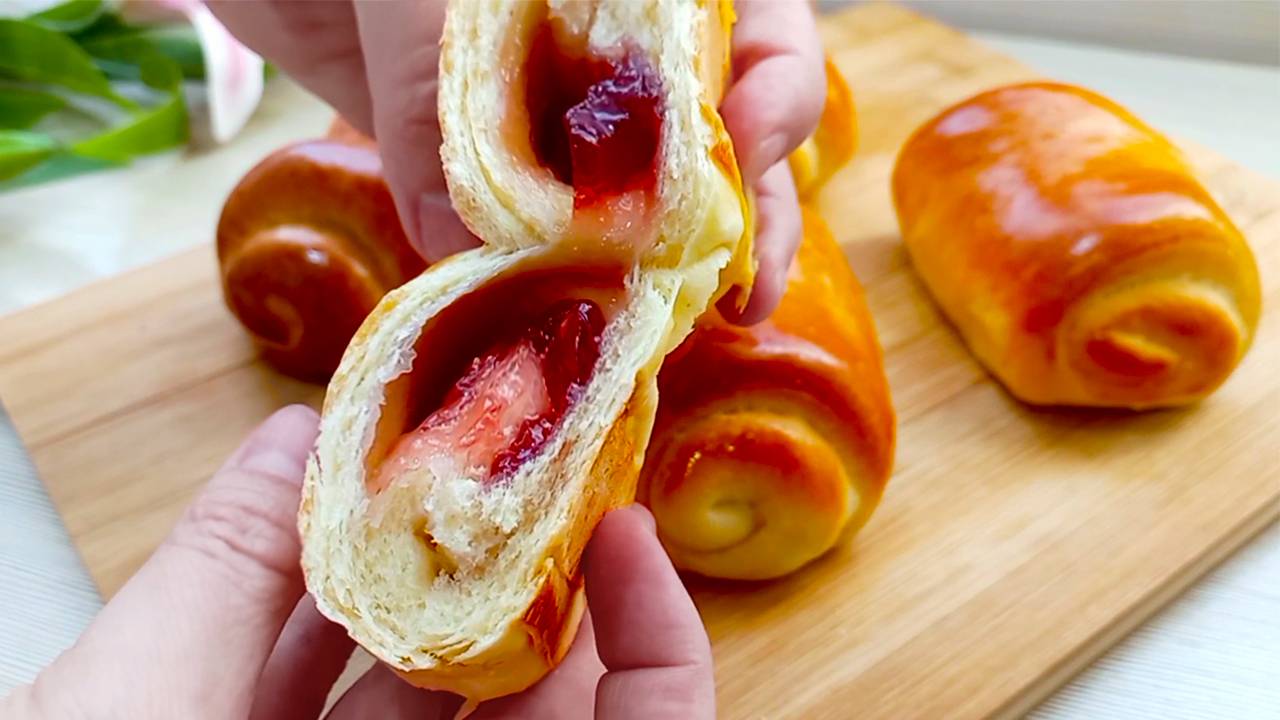 Я попробовала 10 рецептов и нашла СЕКРЕТ лучшего теста для булочек с вареньем😋! смотреть онлайн