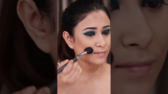 Green Glitery Smokey Eyes #shorts #makeuptutorial #makeupguide #easyforbegginers #barshapatra смотреть онлайн