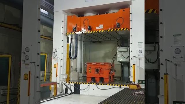 200 tons die spotting press. Gyeonggi.Korea. смотреть онлайн
