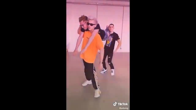 А4 ДОПРАШИВАЕТ ГЛЕНТА А4 ТАНЕЦ С ГРОБОМ ТИК ТОК смотреть онлайн