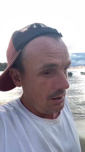 ОДНОГЛАЗЫЙ ЧЕЛОВЕК ПОКАЗЫВАЕТ СКОЛЬКО СТОЯТ СИГАРЕТЫ НА КАРИБАХ смотреть онлайн