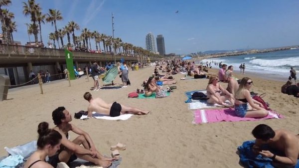 4K Beach Walk - Barcelona Spain - Barceloneta Beach - April 2022