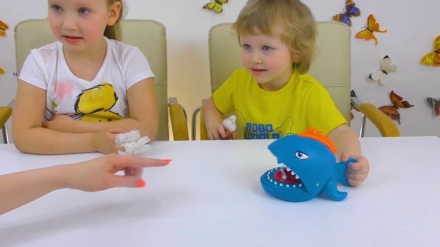 ЛИНА ПРОТИВ Кристиана Играем В ИГРУ ЧЕЛЛЕНДЖ / РЫБА кусает ПАЛЬЦЫ РУК / PIRANHA DENTIST CHALLENGE смотреть онлайн