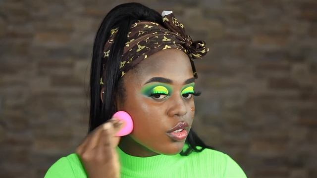 HOW TO CREATE THE PERFECT NEON CUT CREASE | DARK SKIN FRIENDLY смотреть онлайн