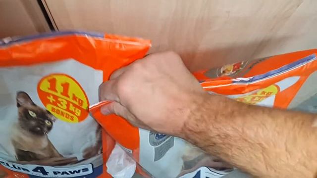 Отваряне на 2 котешки чувалчета на "Club 4 paws" по 14кг. смотреть онлайн