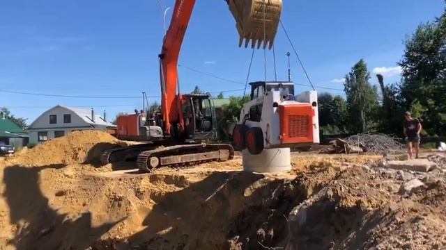 Минипогрузчик 3 тонны, опускаем в котлован 12 июля 2024 г. смотреть онлайн