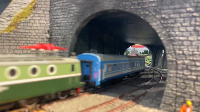 ЧС1-01 + пассажирские вагоны Аврора «Eurotrain» на выставке «Железнодорожная модель 2023» смотреть онлайн