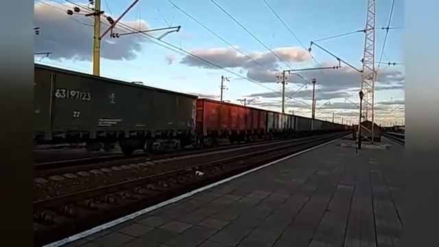 Электровоз ВЛ11-555 с грузовым поездом на станции Святогорск смотреть онлайн