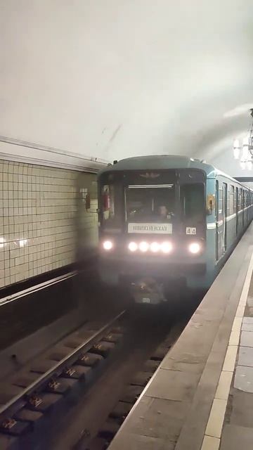 Прибытие Номерного (81-717/714) на станцию ВДНХ #москва #метро #metrov #номерной смотреть онлайн