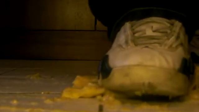 Jordans - Stomping a banana and an apple смотреть онлайн