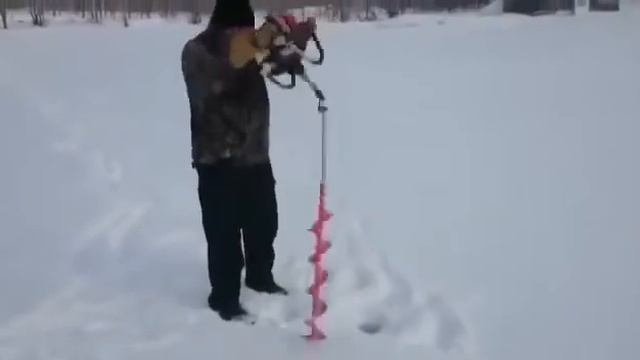 Drilling ice fishing holes FAIL смотреть онлайн