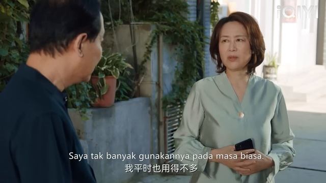 Suami mendapati telefon isteri sudah lama dan diam-diam membelikannya yang baru смотреть онлайн