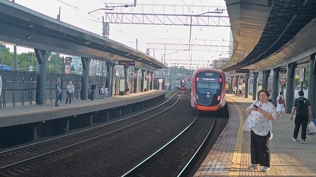 Электропоезд ЭГ2ТВ-038 и ЭГ2ТВ-028 "Иволга 2.0" на станции Фили смотреть онлайн