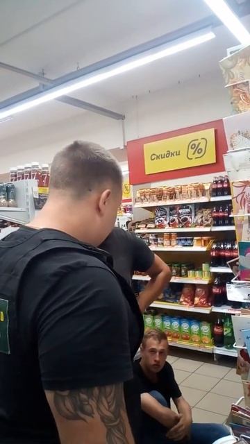 В Новокузнецке 10 августа, гбр баярд ломают парня за шоколадку, которую он ещё не успел оплатить смотреть онлайн