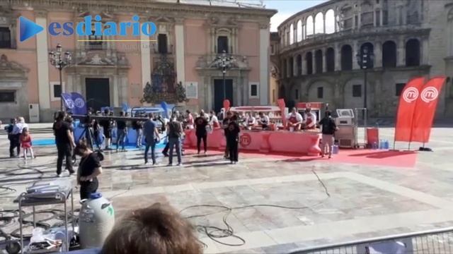 ‘Masterchef’ monta una falla en Valencia frente a las Torres de Serranos смотреть онлайн