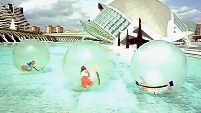 Ciudad de las artes y las ciencias. Valencia.Espania. Дутые шары на воде.07.08.2012. смотреть онлайн