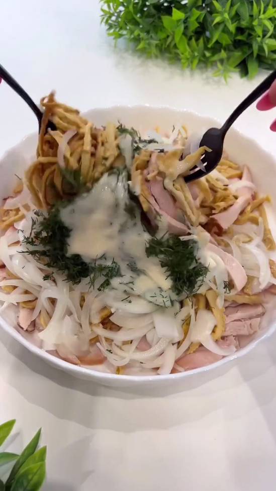 Салат с копчёной курочкой и яичными блинами