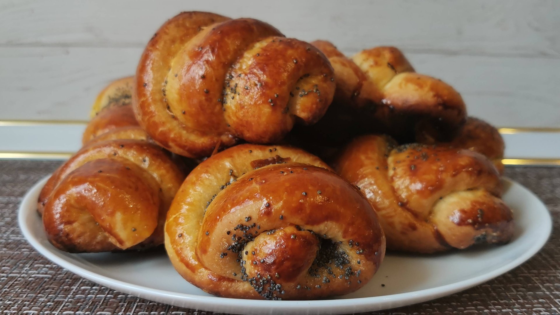 Булочки в духовке из дрожжевого теста. Простой рецепт вкусных булочек. Домашняя выпечка в духовке. смотреть онлайн