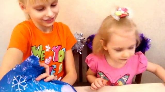 Достаём сюрпризы из мешка, много сладостей. KINDER surprise. смотреть онлайн
