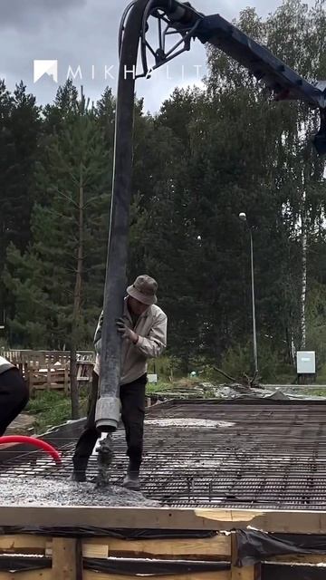 Заливка монолитной плиты перекрытия с использованием бетононасоса.