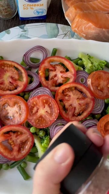 Семга запеченная с овощами 👌#сёмга #рыба #ужин #еда #кулинария #food#fish #foodlover #like смотреть онлайн