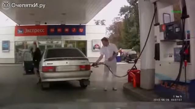 Женщины заправляют свои авто смотреть онлайн