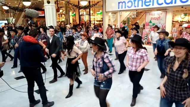 Nathan Carter - Wagon Wheel - Line dancing with fans. смотреть онлайн