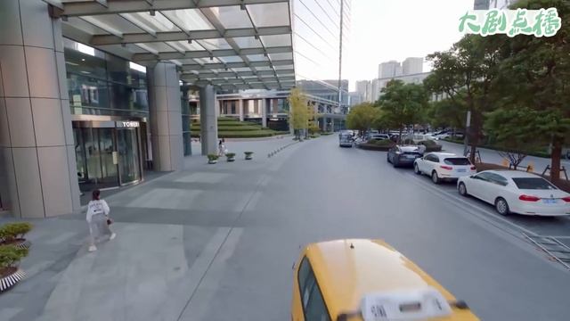 🍑爆笑！霸總洗澡不小心被灰姑娘關門外，只好穿着浴袍在大街上狂奔！ смотреть онлайн