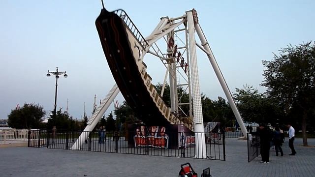 Entertainment in Baku sea front park смотреть онлайн