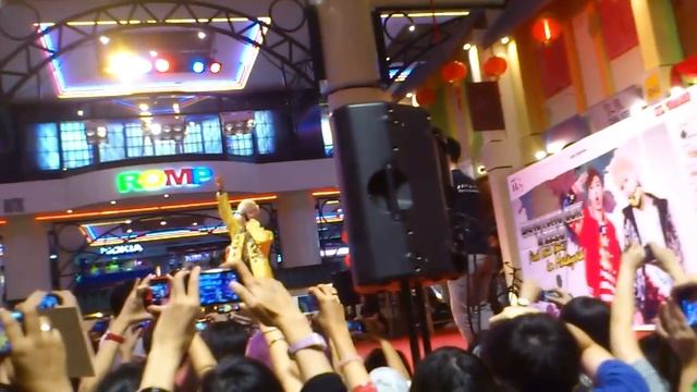 Bang Yong Guk and Zelo at Malaysia Sungei Wang. смотреть онлайн