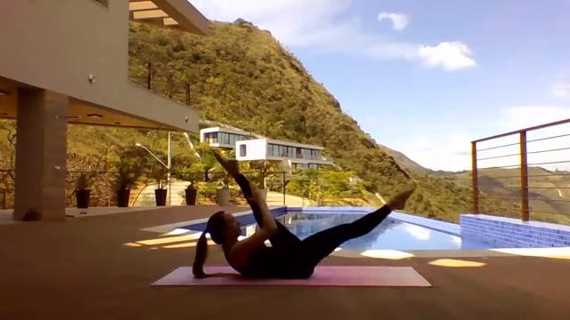 AULA ABERTA 18/04/21 - MAT PILATES EM CASA POR ADRIANA COUTINHO смотреть онлайн