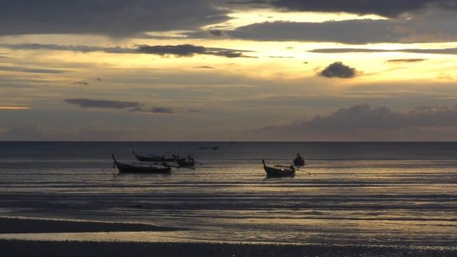 blue yellow sunset at Nopparat Tharat Beach , Ao Nang , Thailand смотреть онлайн