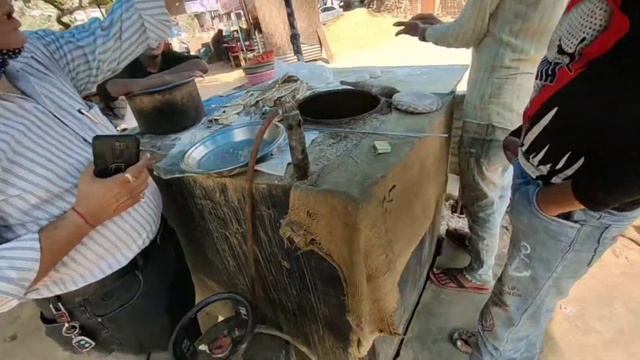 インドの日本語ガイドさんが案内するタンドール窯。タンドリーチキンを焼く窯と同じ。インド料理ナンではなく、チャパティ、ローティを焼く。ナンの作り方 смотреть онлайн