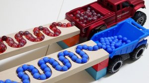 Скатываем разноцветные шарики в разные машинки, играем машинку, для детей