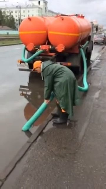 Откачка дождевой воды с дороги на Копылова смотреть онлайн