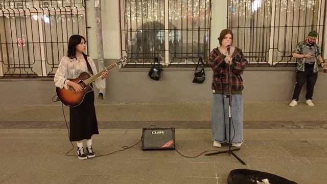 Женя Трофимов и Комната культуры — Поезда - #кавер песни спела девушка на улице Рождественка #Mosco смотреть онлайн