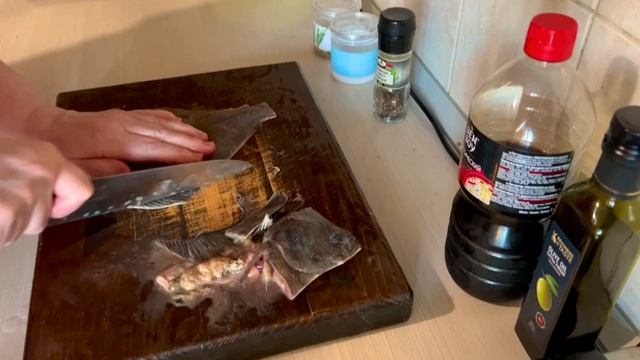 Как снять кожу с камбалы для жарки в панировке🐡 смотреть онлайн