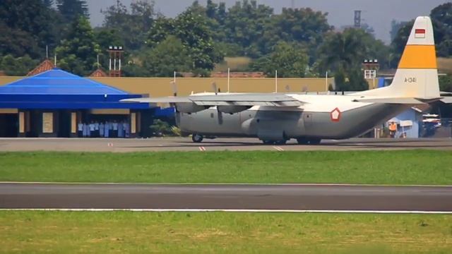 Plane Spotting! Pesawat Terbang Super Hercules C 130, Helicopter Chinook, Super Puma, Super Air Jet смотреть онлайн