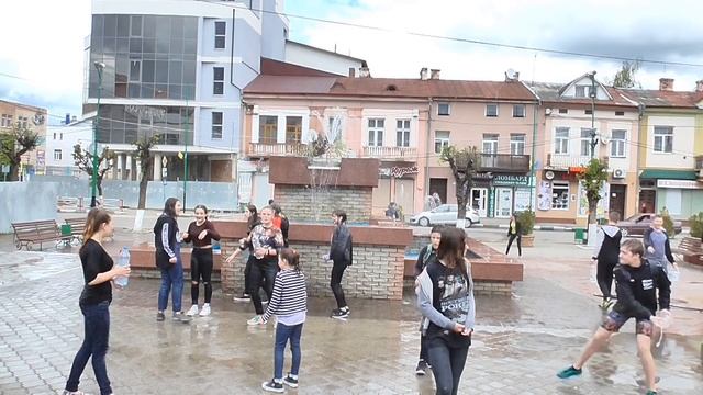 Поливаний понеділок. Як поливались на площі. Надвірна 2019 смотреть онлайн