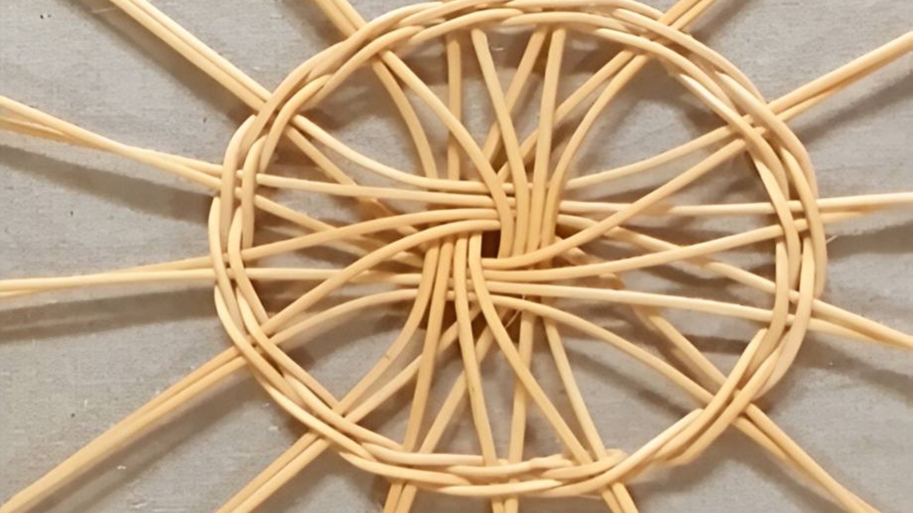 Плетём из ротанга. Вариант начала плетения смотреть онлайн