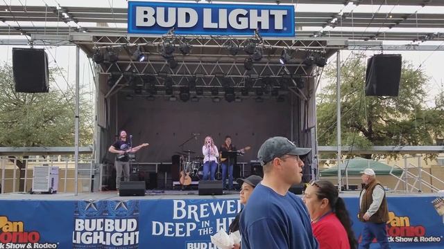 "Neon Moon" (cover) - Holly Tucker LIVE at the 2018 San Antonio Rodeo смотреть онлайн