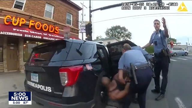 Body camera video of George Floyd's death shows Officer Thao interacting with agitated bystanders смотреть онлайн